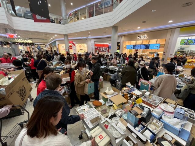 赤い羽根共同募金チャリティーバザー大盛況❣️
本日(11/22)、イオンモール都城駅前店にて、赤い羽根共同募金チャリティーバザーを実施しました。売り上げは全て募金します❣️
多くの来場と多くの募金、本当にありがとうございました。感謝感激です❣️12月からは、歳末たすけあい募金運動も始まります。今後ともどうぞよろしくお願いいたします❣️

🍀じぶんのまちを良くするしくみ🍀

#赤い羽根 #赤い羽根共同募金 #赤い羽根募金 #赤い羽根共同募金運動 #都城市 #都城市社会福祉協議会 #都城市共同募金委員会 #赤い #都城市社会福祉協議会 #宮崎県共同募金会 #中央共同募金会 #チャリティーバザー #イオン #イオンモール都城駅前店