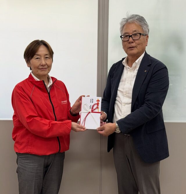 昨年度に引き続き、本年度も都城商工会議所様より、チャリティーゴルフ大会益金を共同募金としてご寄付いただきました❣️毎年毎年ありがとうございます❣️

🍀じぶんのまちを良くするしくみ🍀

#赤い羽根 #赤い羽根募金 #赤い羽根共同募金助成事業 #赤い羽根共同募金 #赤い羽根共同募金運動 #都城市 #都城商工会議所 #都城市共同募金委員会 #都城市社会福祉協議会 #宮崎県共同募金会 #赤い #羽根 #募金 #社協 #地域福祉 #社会福祉 #チャリティーゴルフ