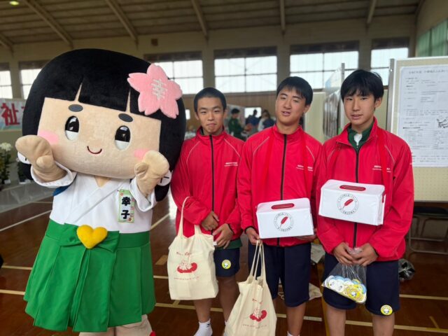 本日(11/8)中郷地区ふれあい文化祭福祉まつりが開催。中郷中学校の生徒さんたちが共同募金運動に協力してくれました❣️都城市社協イメージキャラクター幸子も一緒❣️

🍀じぶんのまちを良くするしくみ🍀

#赤い羽根 #赤い羽根募金 #赤い羽根共同募金助成事業 #共同募金 #共同募金委員会 #共同募金会 #共同募金応援メッセージ #都城市 #都城市社会福祉協議会 #都城市共同募金委員会 #宮崎県共同募金会 #中央共同募金 #募金 #ふれあい文化祭 #中郷地区文化祭 ##中郷地区社会福祉協議会