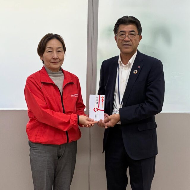 宮崎第一信用金庫様より、チャリティーゴルフ大会益金を共同募金としてご寄付いただきました❣️ありがとうございます❣️

🍀じぶんのまちを良くするしくみ🍀

#赤い羽根 #赤い羽根募金 #赤い羽根共同募金助成事業 #赤い羽根共同募金 #赤い羽根共同募金運動 #都城市 #都城市共同募金委員会 #都城市社会福祉協議会 #宮崎県共同募金会 #赤い #羽根 #募金 #社協 #地域福祉 #社会福祉 #チャリティーゴルフ #宮崎第一信用金庫 
#宮崎第一信用金庫都城営業部